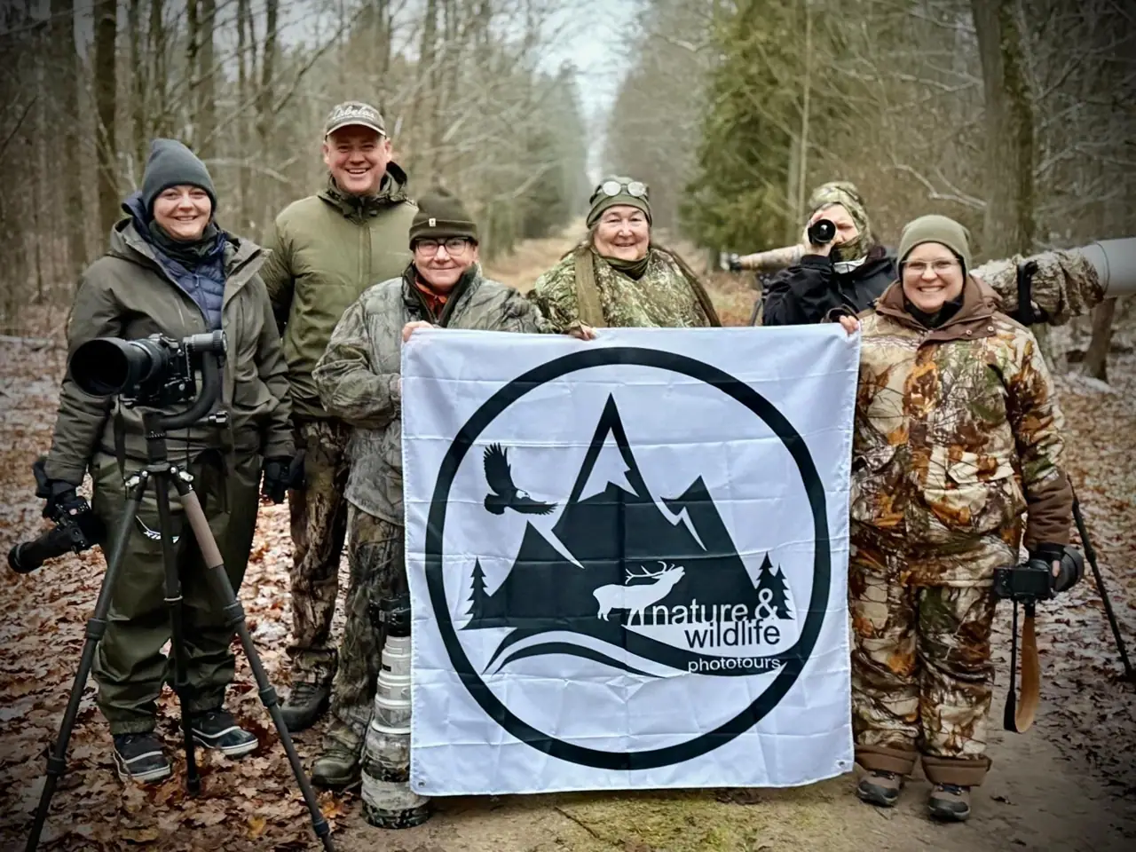 NWPT-Gruppe mit Fahne im Wald aus dem Album Wolf 2025